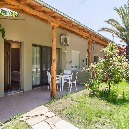 Oasis Deluxe Apartment Pefkari